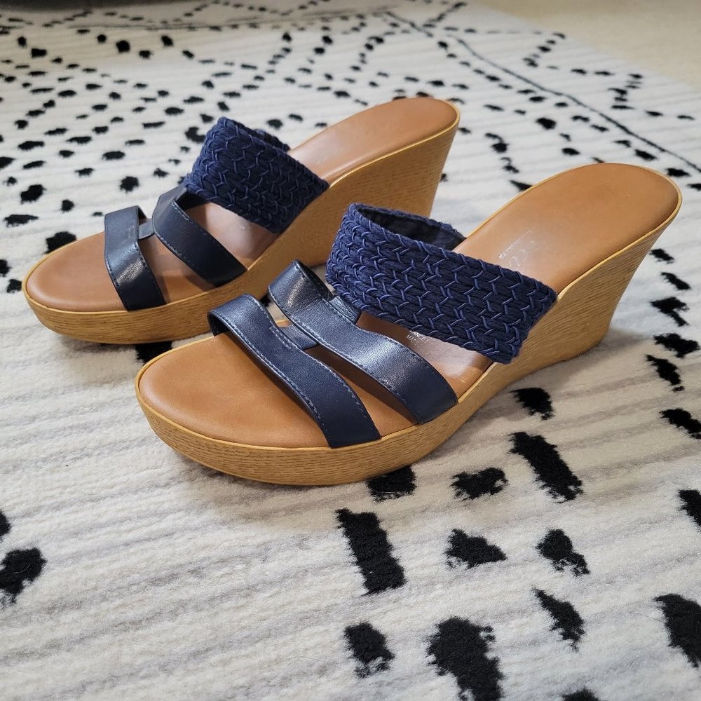 Italiana by Italian Shoemakers || woman’s Mandii Navy Sandals size 11